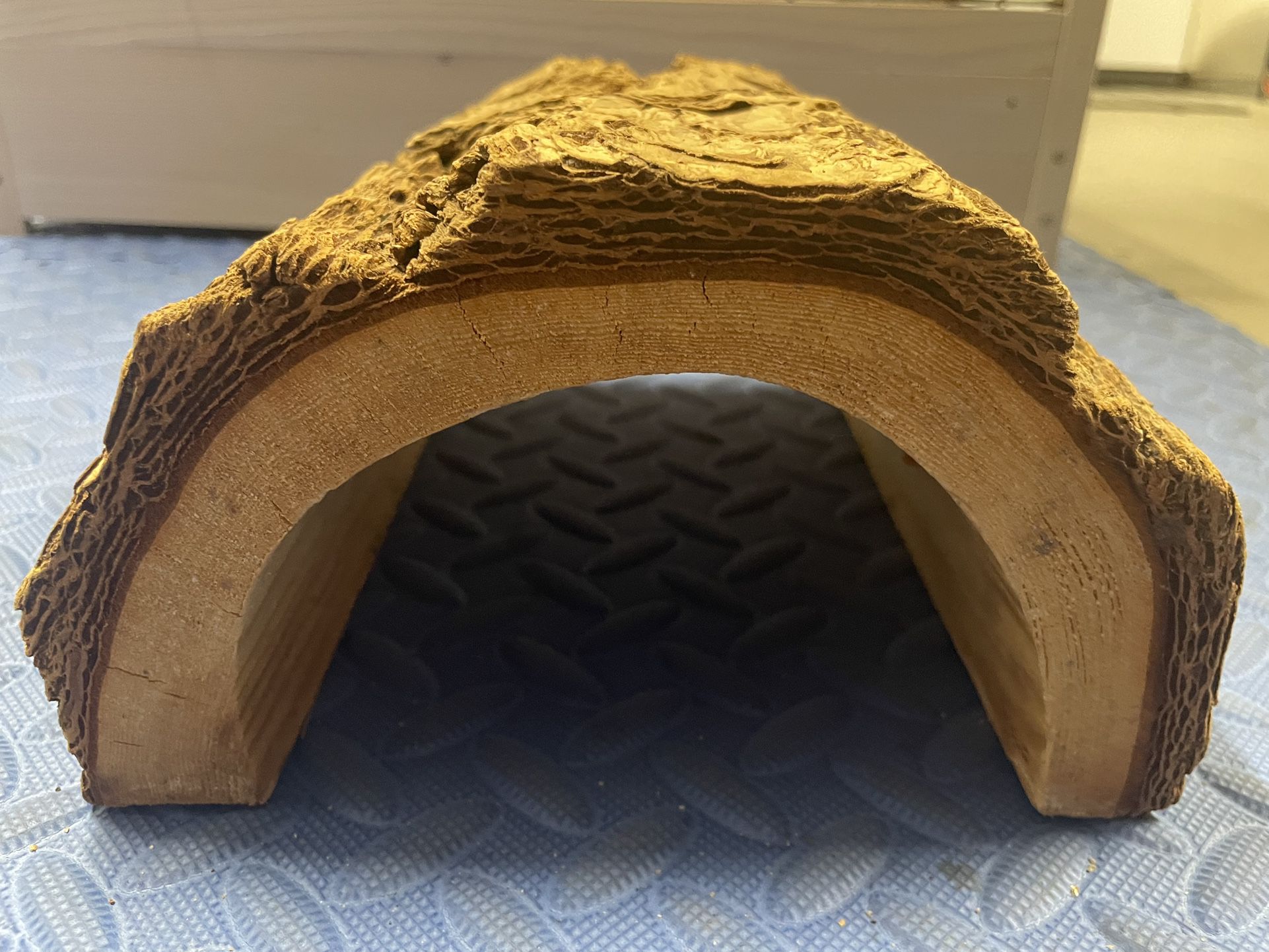 Animal/Reptile Log Hut 