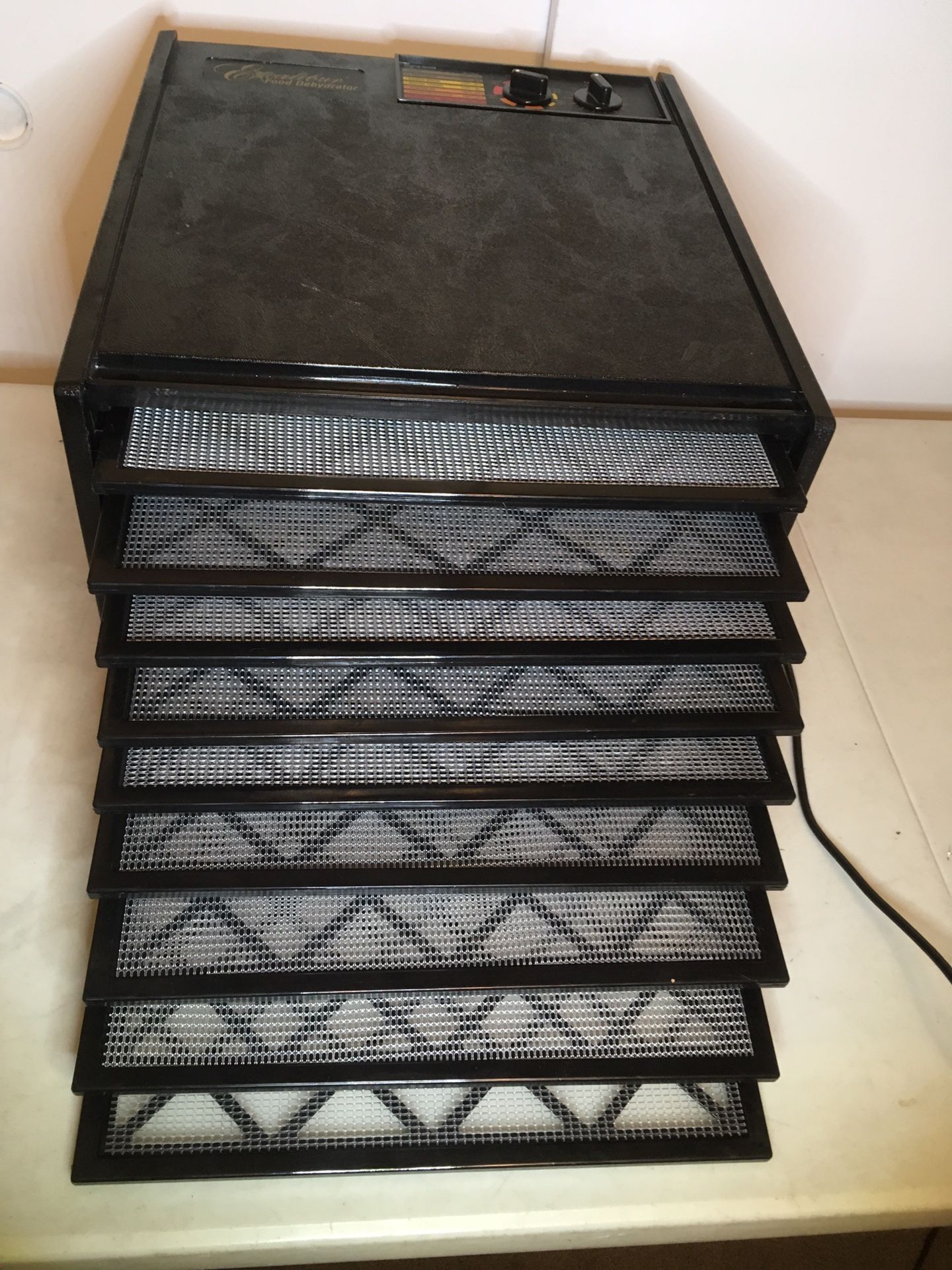 Excalibur 3926T 9 Tray Electric Food Dehydrator w/ Temperature Settings and 26hr timer Excellent condition BUT it is missing the front cover panel...