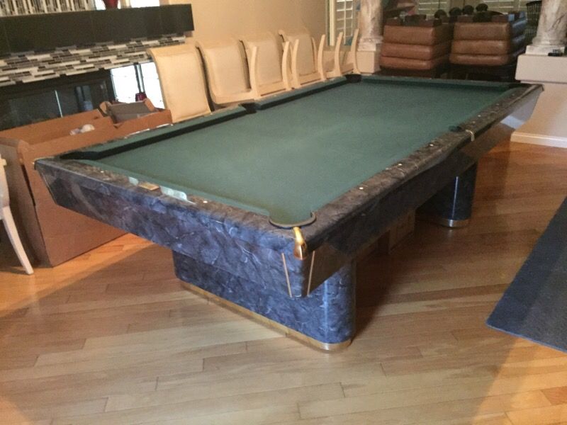 Silverthorne 8' Pool Table w/ Accessories