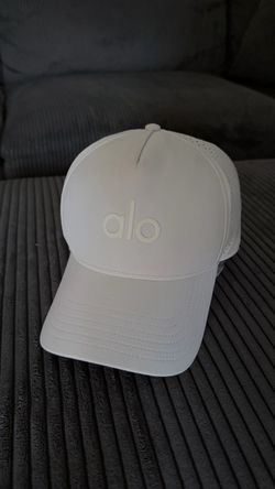 Alo Yoga Men’s performance district trucker hat