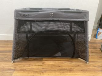 Flisko 2-in-1 travel crib/pack and play NWOT