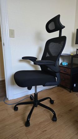 Ergonomic desk chair / gaming chair