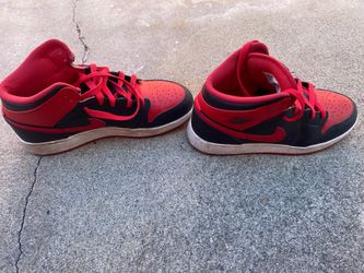 Jordans used but in perfect condition.Size 5.5 Youth