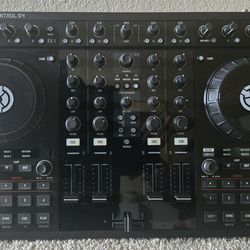 Native Instruments Traktor Kontrol MK1 (Flight Case Included)