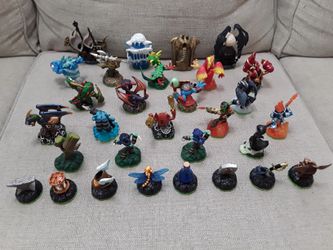 Skylanders Spyro's Adventure Figures & Guide Book