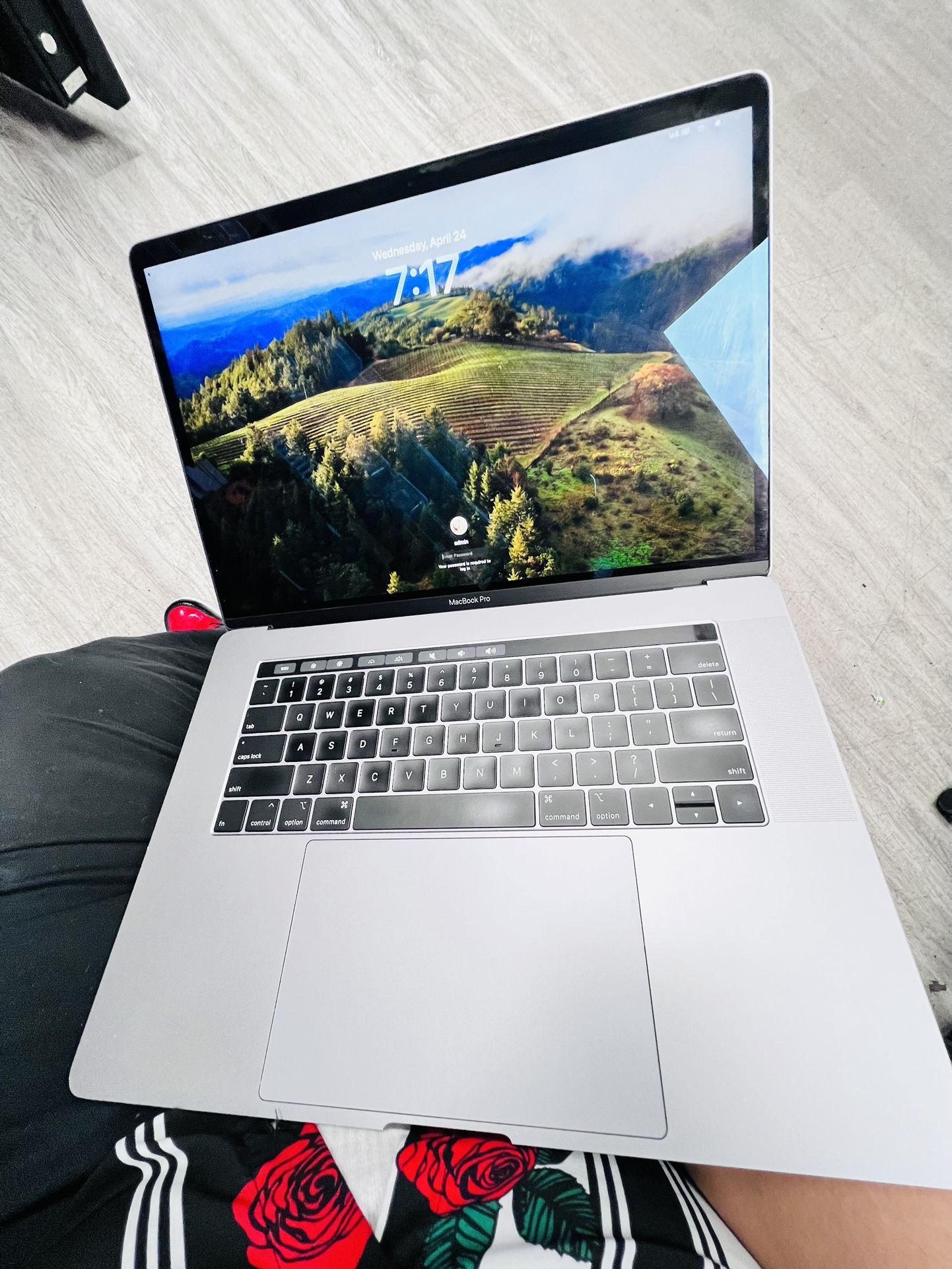 MacBook Pro 15in” 2019 i7 16GB Ram 256gb $80 Down