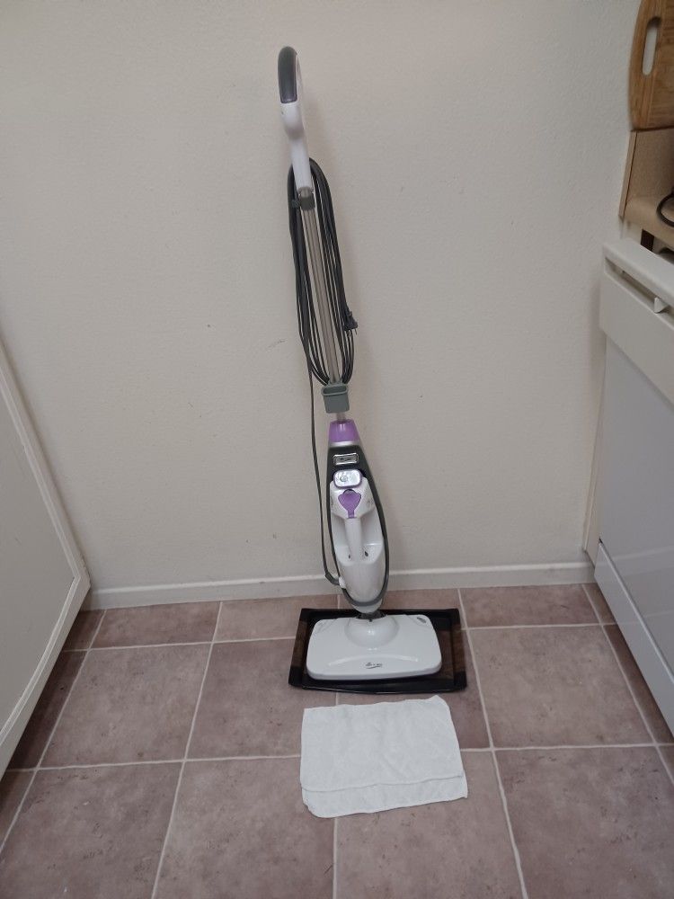 Light 'N' Easy Steam Mop with 2 New Pads