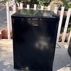 Midea Mini Fridge