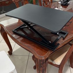 Adjustable height computer desk