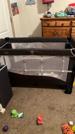 Playpen/crib