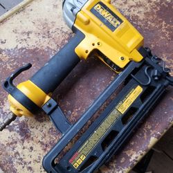 Dewalt Finishe gun, Some Parts Missing. C Pictures. 