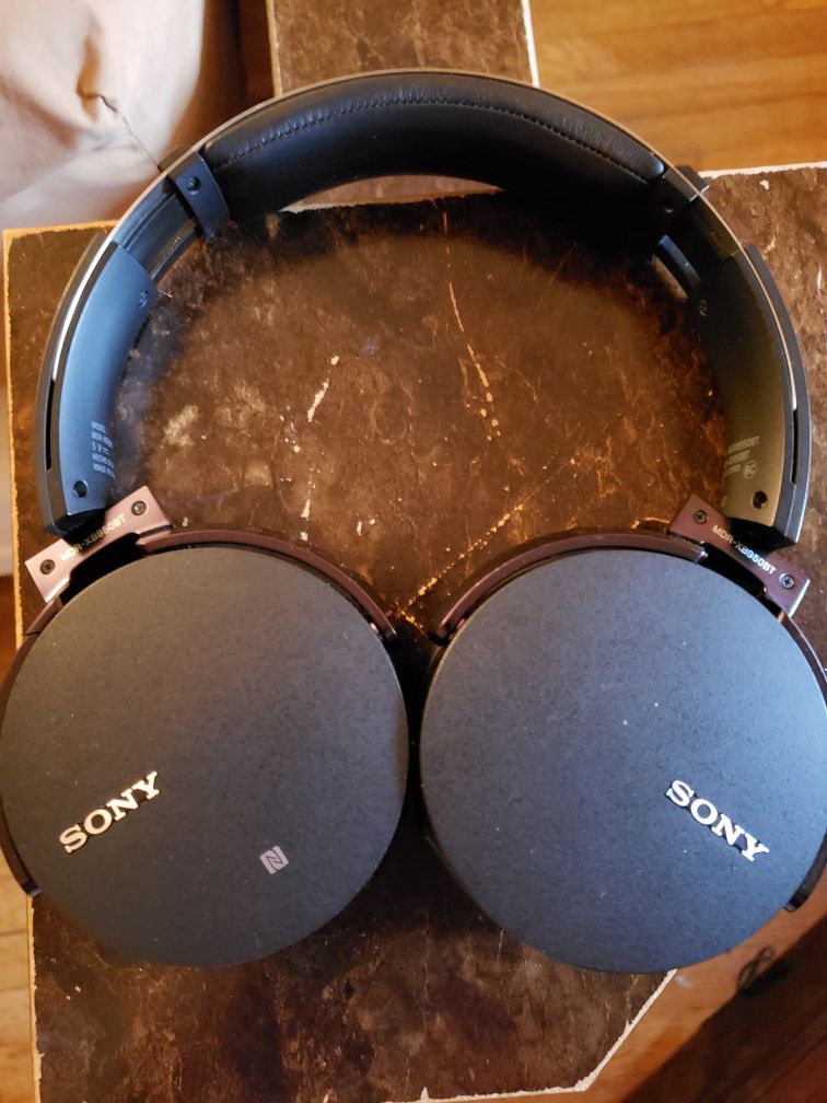 Sony MDR-XB950BT headphones