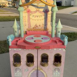 Selling a princess house with accessories.