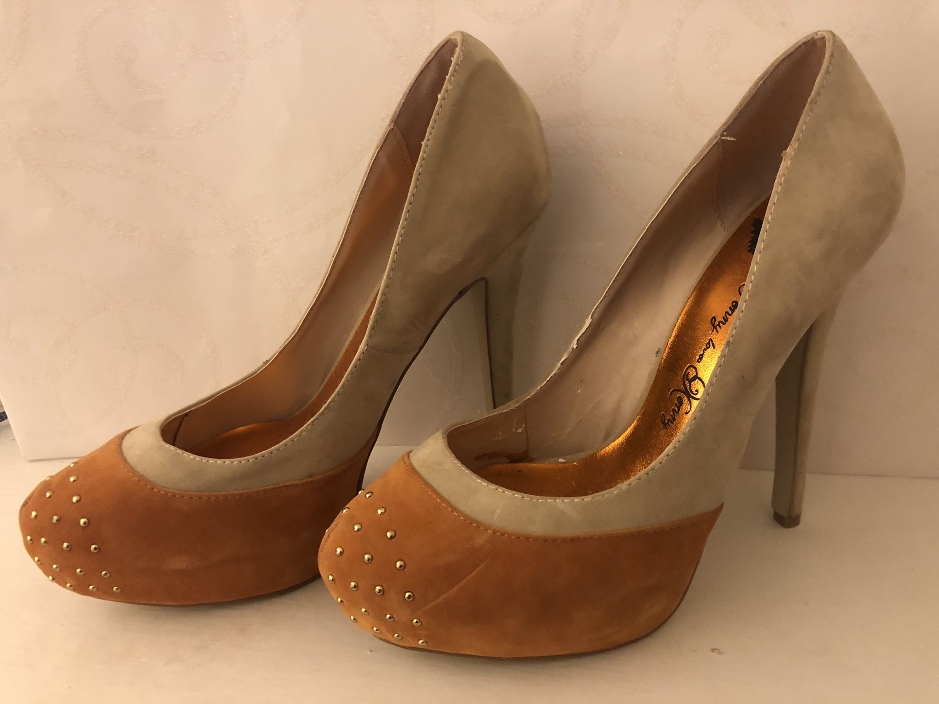 5.5” Penny Loves Kenny size 8.5 Beige and Gold High Heels
