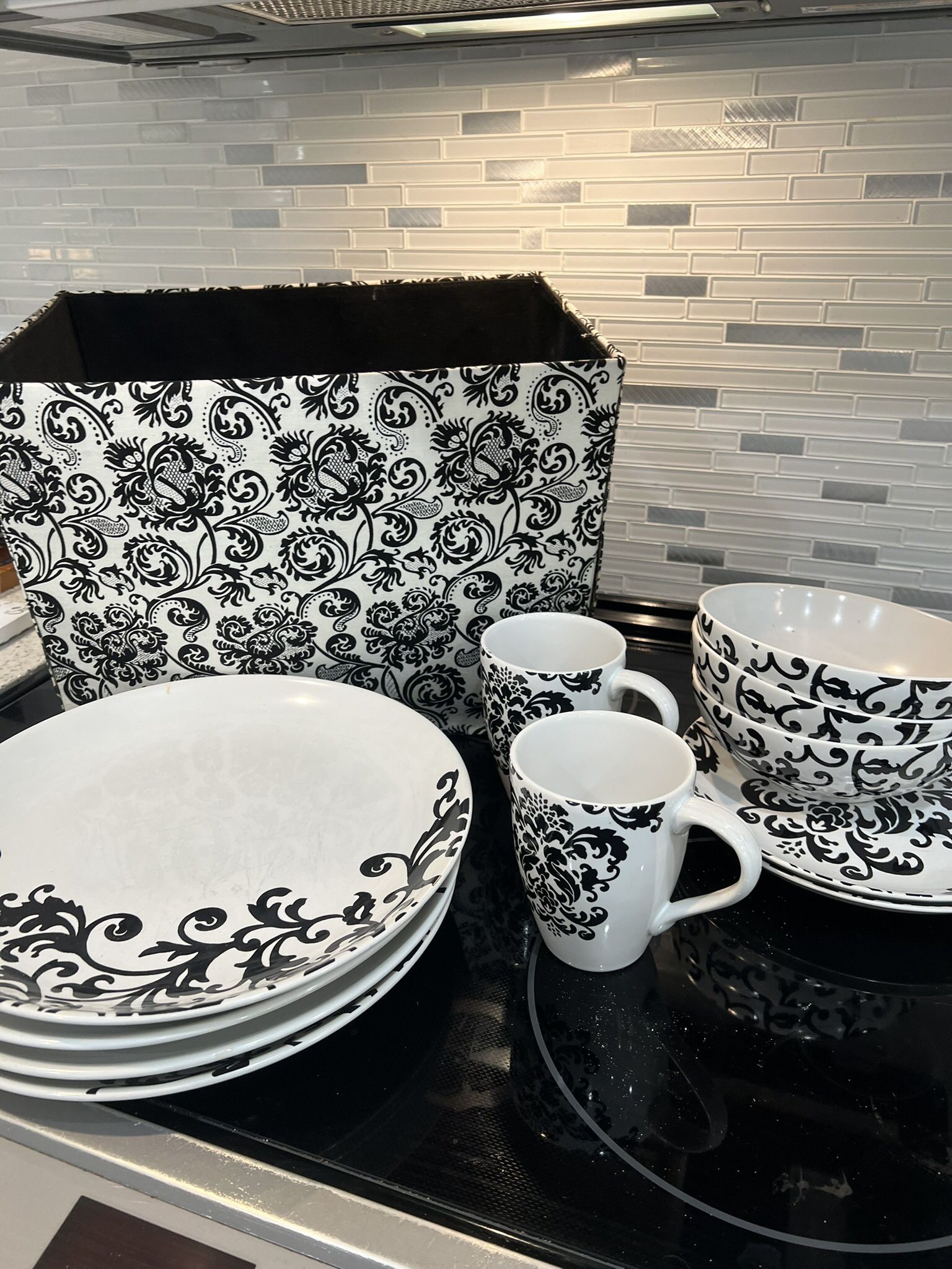 BLACK N WHITE DISHES 4plates 3bowls 2cups $25