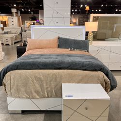 Queen 6 Pcs Bedroom Set White Color NEW