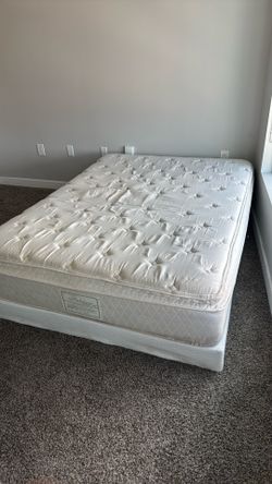 Queen bed and box spring great condition