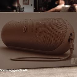 BEATS CHAMPAGNE GOLD PILL SPEAKER.(BRAND NEW AND UNOPENED BOX,NEVER BEEN USED)