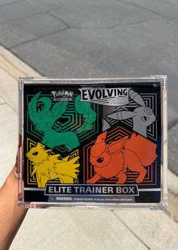 Pokemon Cards - Evolving Skies Jolteon ETB (With Acrylic Case)