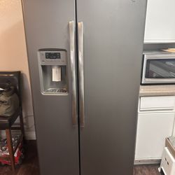 GE Refrigerator With Water & Icemaker