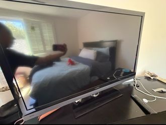 Vizio 42” Smart TV + Remote – Works Great