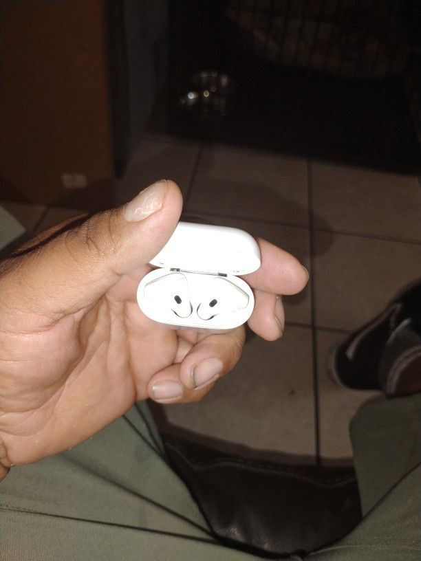 Now Apple Headphones  Work Good Good Bass $40