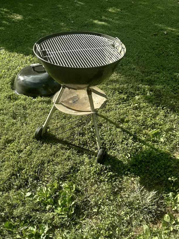 22.5 Kettle Grill Like New