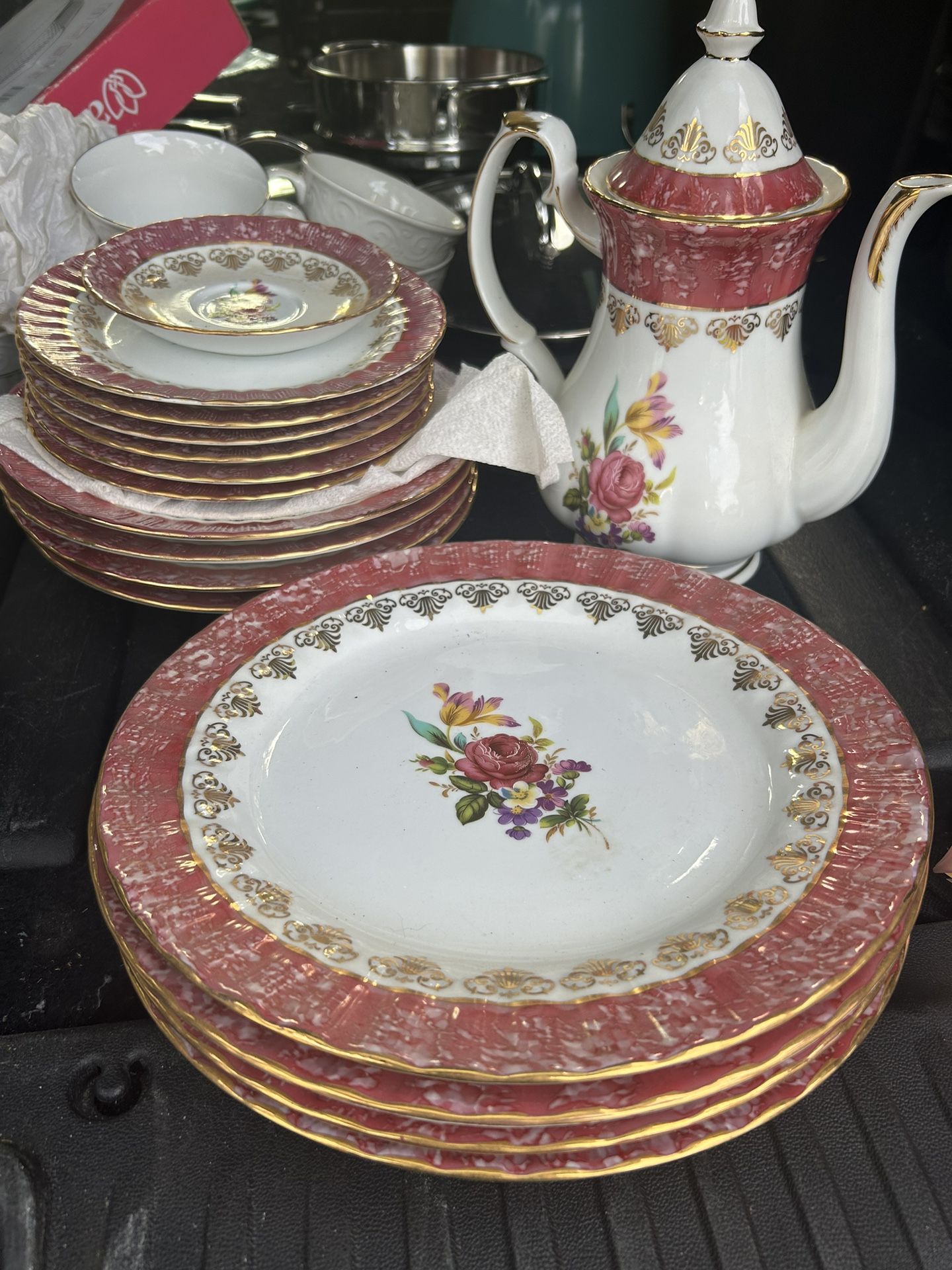 Yusui Antique Porcelain https://offerup.com/redirect/?o=MjRLVC5HUA== Set