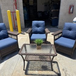 3 swivel chairs / coffe table 