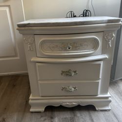Girls Night Stand 