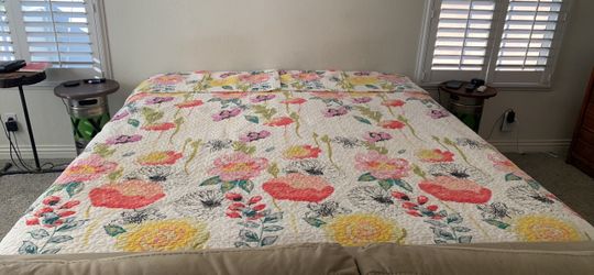 King size Floral Quilt Set with Matching Pillow Shams