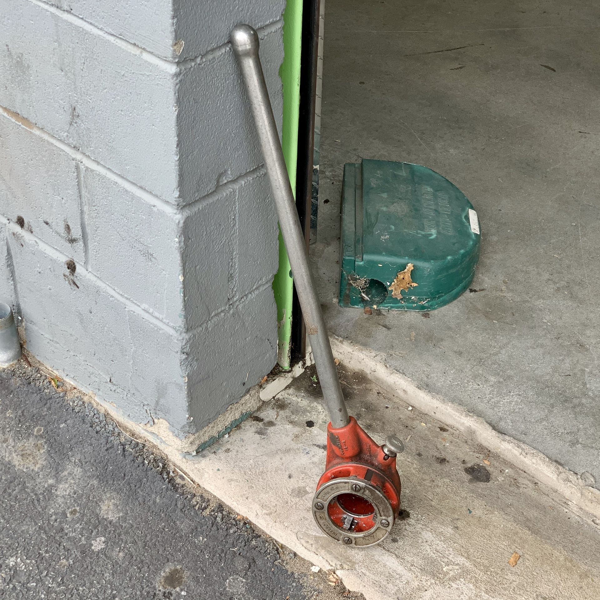 Ridgid ratchet head pipe threader (handle and die)