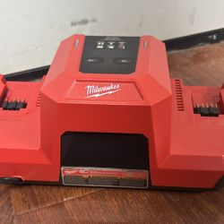 Milwaukee M18 18V Dual Bay Simultaneous Super Charger