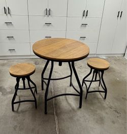 Round Table Adjustable Hight iron and wood w/ 2 stools