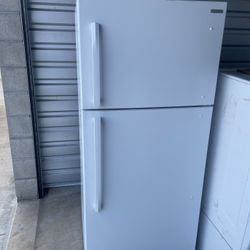 INSIGNIA REFRIGERATOR 18 Cu Ft 