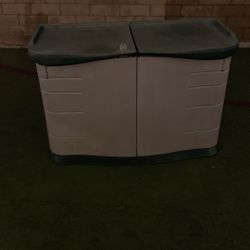 Rubbermaid Plastic Double Walled Horizontal Outdoor Storage Shed, 