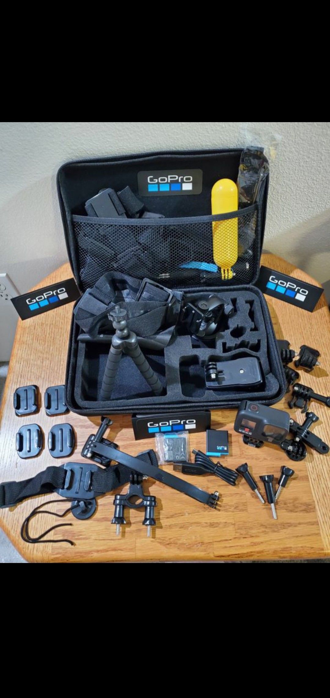 NEW ** HERO 8 BLACK ** LOT of EXTRAS