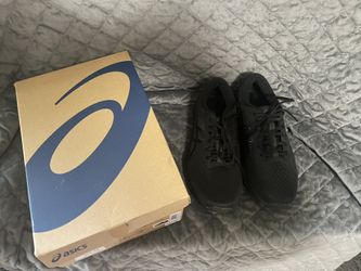 Women’s Tennis Shoes - 8