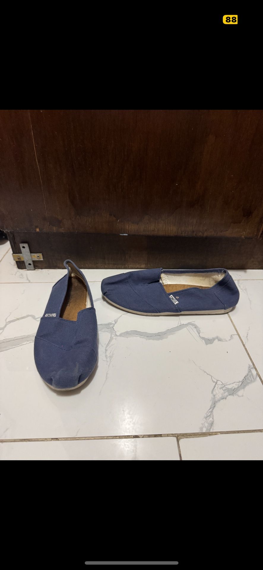 Tons Women’s Canvas Slip-On Shoes - Size 8 US Description: These Tons women’s slip-on shoes are crafted with a casual and minimalist design, perfect