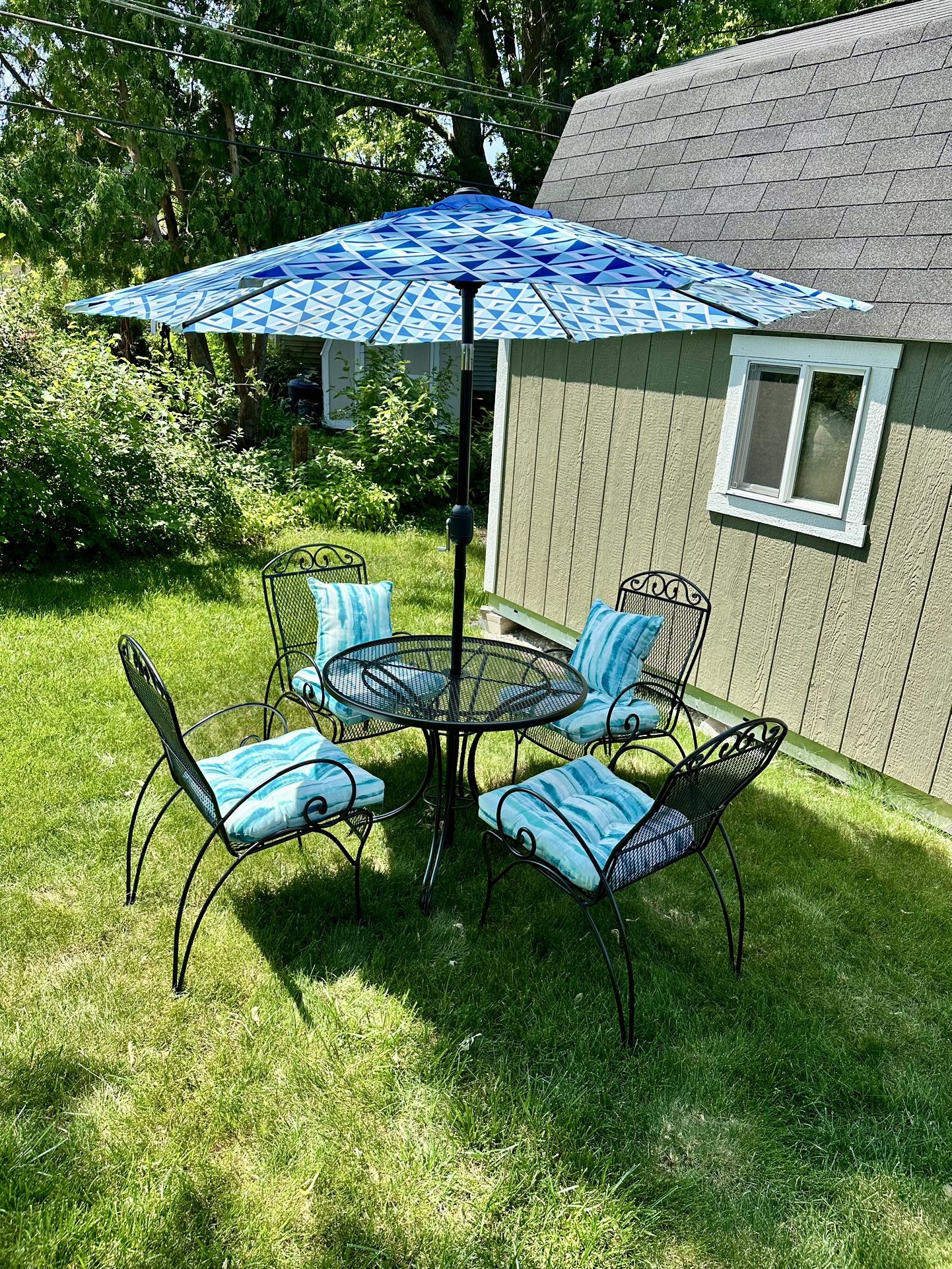 Heavy Duty Woodard Wrought Iron Patio Set In Excellent Condition, 36” Diameter Table With 4 Chairs, New Umbrella, Cushions And Pillows