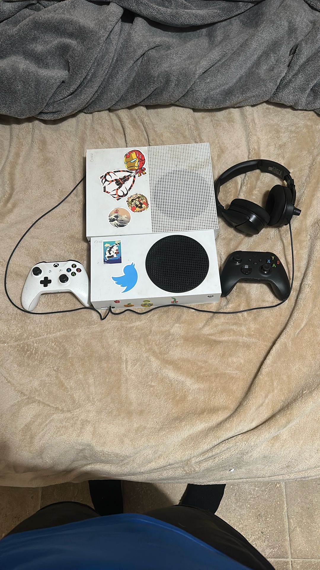 2 xbox, 2 controller,1 headset