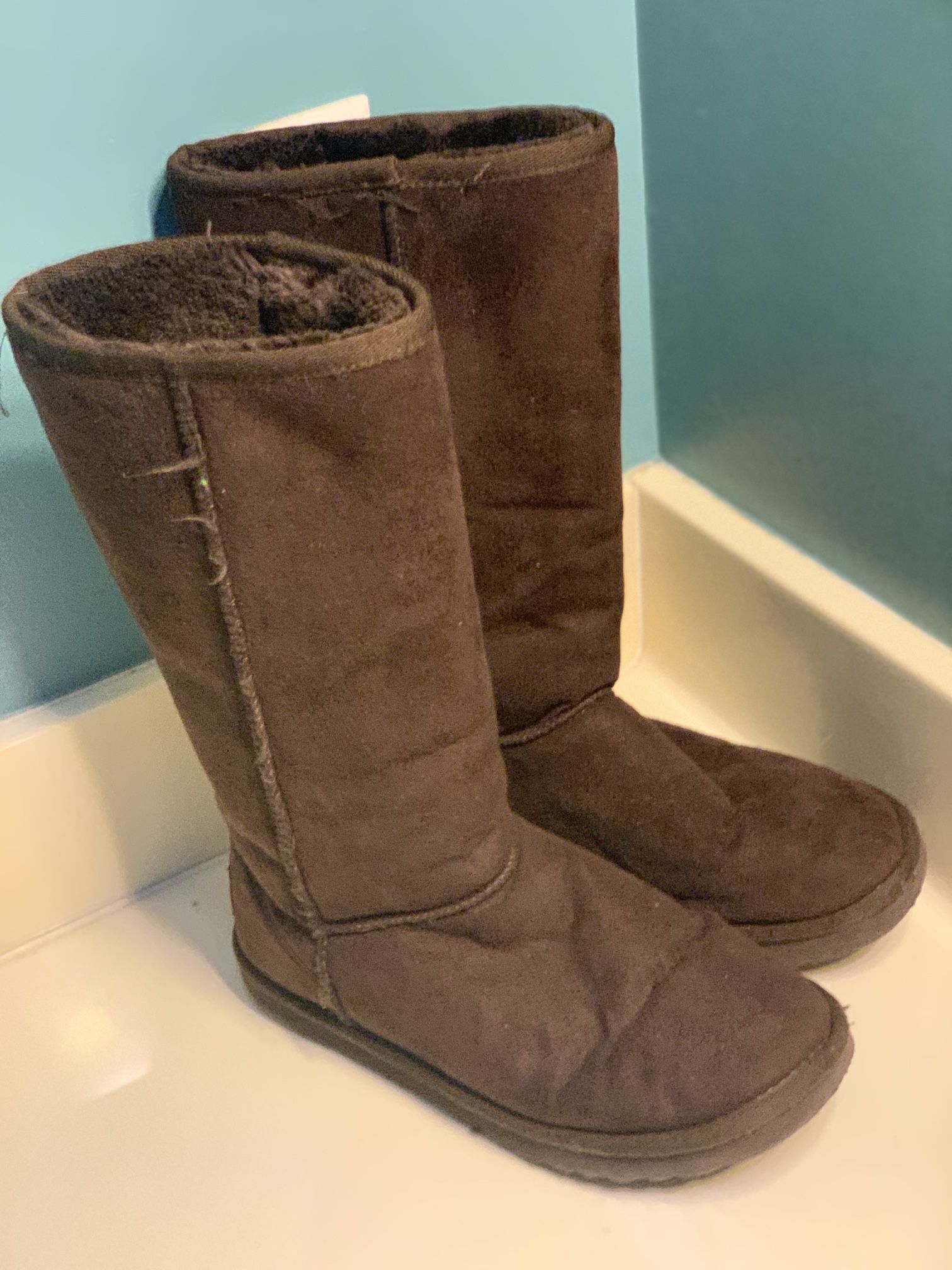 7 W Dark Brown Uggs