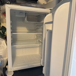 Mini refrigerator 
