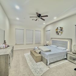 Italian Solid Wood King Bedroom Set With 2 Nightstands,Dresser ,mirror,rug ,bench 