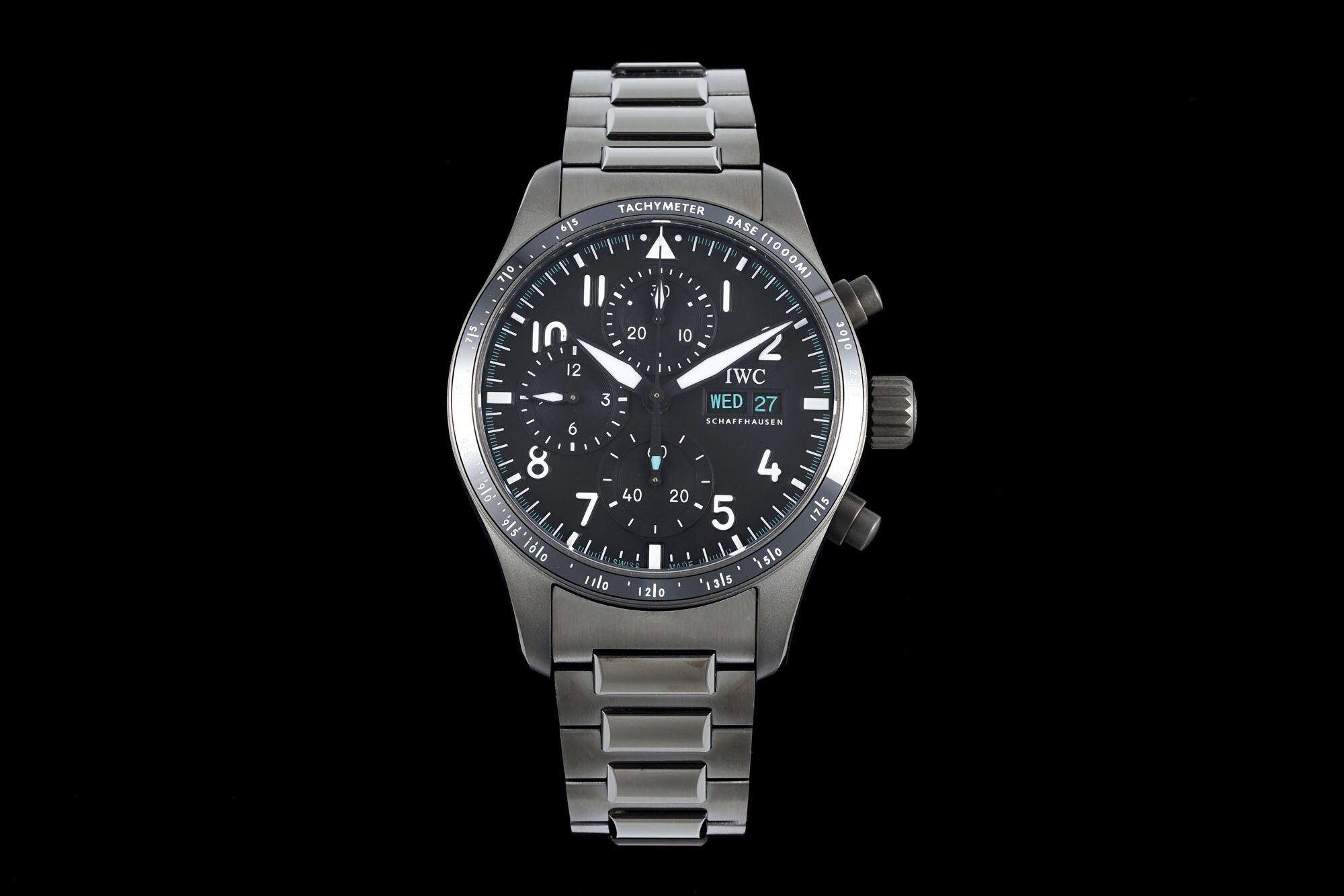A fashionable men's watch with fine design and high-end design
