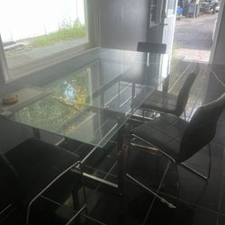 Beautiful Glass Table With 4 Chairs 