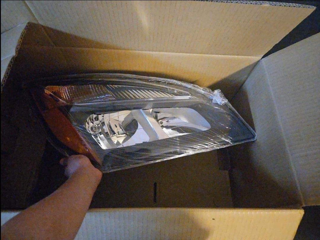 Right/Passenger Side Halogen Headlight Assembly, Black Housing, for Freightliner Cascadia (2018-2023 models). Replaces A66-01512-005