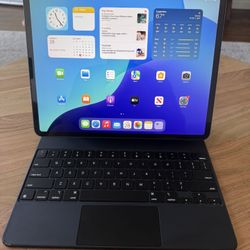 Like New iPad Pro 12.9 In 4th Gen 256gb With Apple Pencil 2nd Gen And Apple Magic Keyboard.