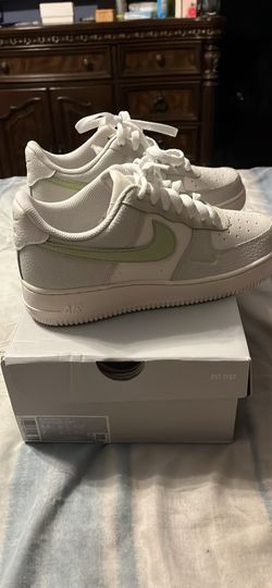 Women’s tennis shoes
