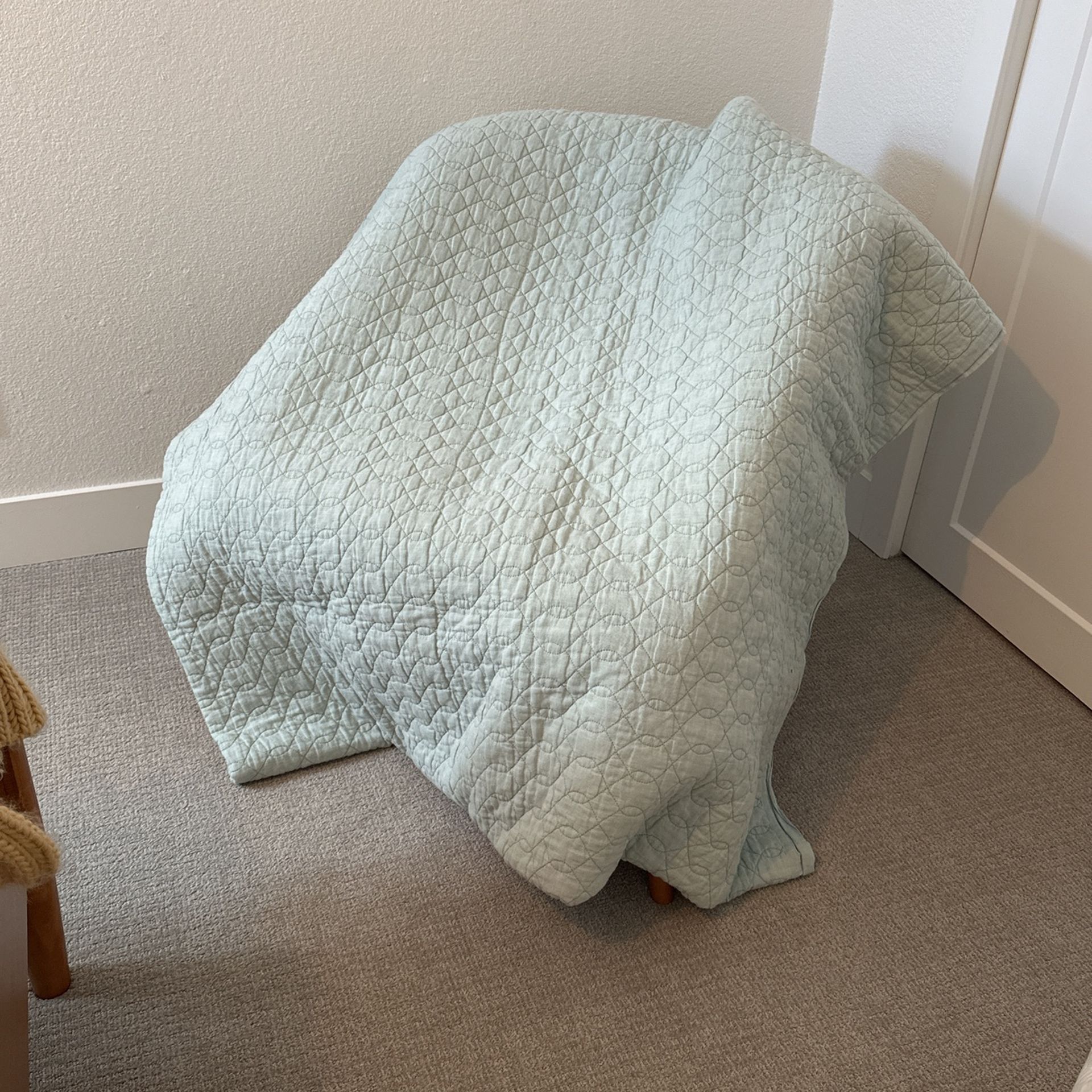Crate&Barrel King Size Bed Quilt